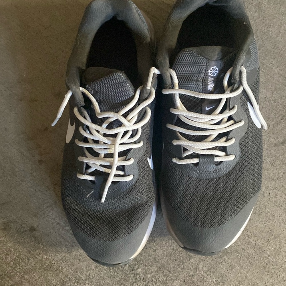 Like New Boys Nike Running Shoes 6 Y Grey White Mesh